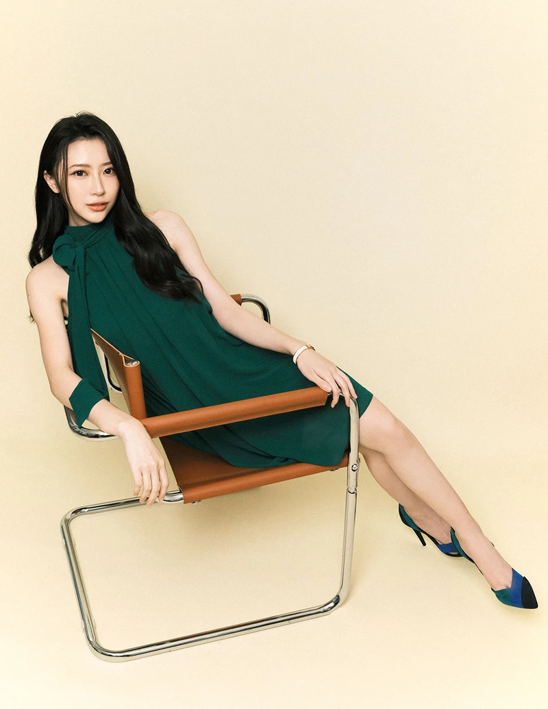 綠色雪紡短洋裝， Alice Olivia。