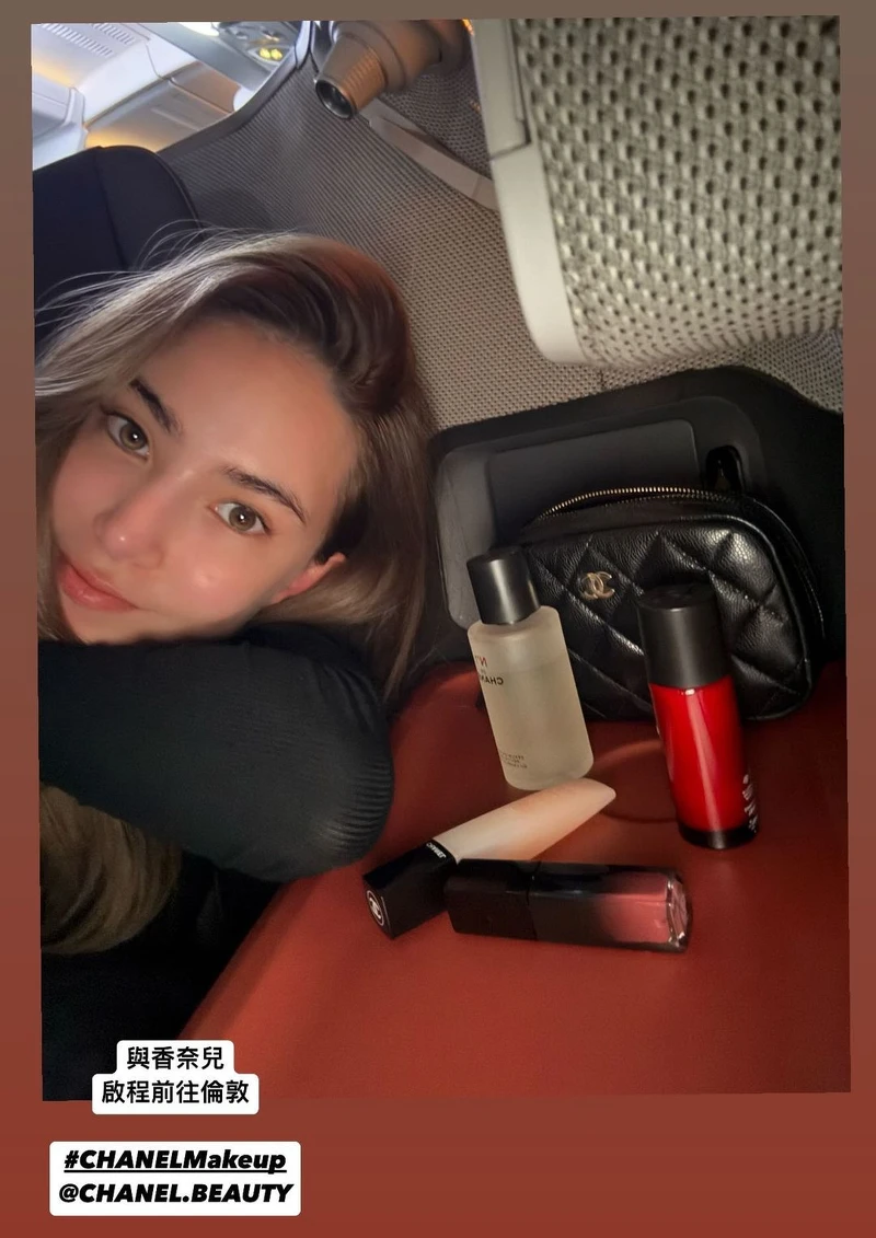 昆凌搭飛機時的保養與妝容。