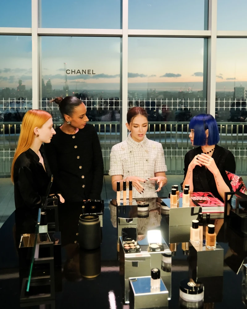 昆凌與香奈兒彩妝創意合作夥伴Cometes Collective團隊。