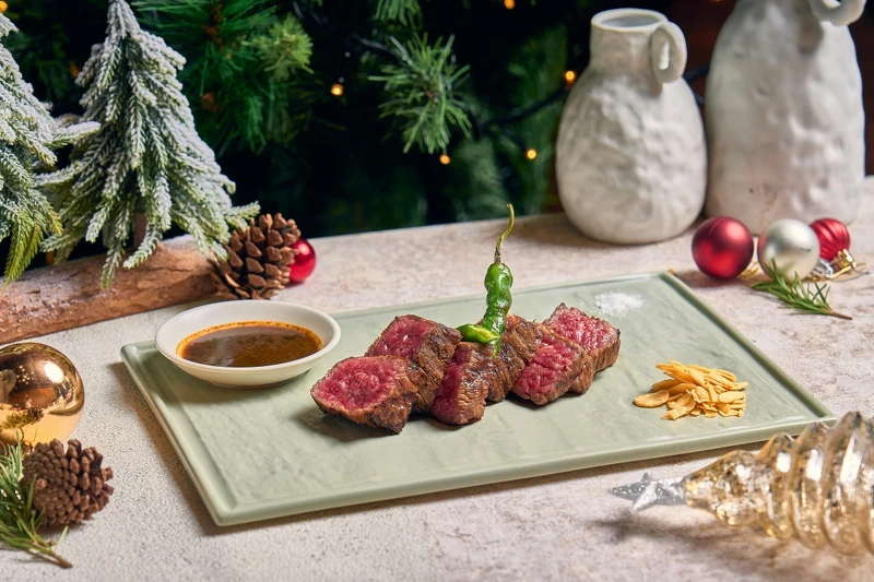 「璀璨耶誕限定盛宴」主菜首推「日本A5和牛紐約客」。