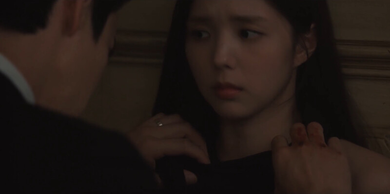 白司彥不管洪熙珠願不願意,直接拉下她衣領,雖沒養眼鏡頭,性張力卻是滿滿的 白司彥不管洪熙珠願不願意,直接拉下她衣領,雖沒養眼鏡頭,性張力卻是滿滿的