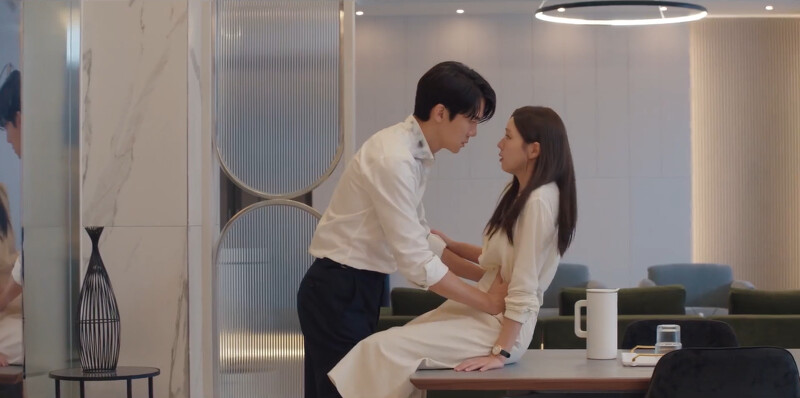 白司彥要檢查洪熙珠大腿,確認兇嫌是否擁有致命證據,問「你脫?還是我脫?」網友就暴動啦! 白司彥要檢查洪熙珠大腿,確認兇嫌是否擁有致命證據,問「你脫?還是我脫?」網友就暴動啦!