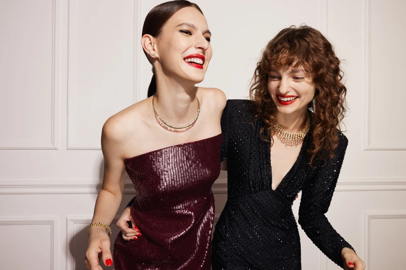 BARRE Floating黃K金密鑲鑽石耳環 鑽石總重約0.80ct NTD166,000起、BARRE Floating黃K金鑽石鎖骨鍊 鑽石總重約4.85ct NTD1,622,000起、BARRE Multi-Row黃K金鑽石手鍊 鑽石總重約6.40ct NTD1,239,000、BARRE Multi-Row黃K金鑽石鎖骨鍊 鑽石總重約26.25ct NTD5,092,000。 BARRE Floating黃K金密鑲鑽石耳環 鑽石總重約0.80ct NTD166,000起、BARRE Floating黃K金鑽石鎖骨鍊 鑽石總重約4.85ct NTD1,622,000起、BARRE Multi-Row黃K金鑽石手鍊 鑽石總重約6.40ct NTD1,239,000、BARRE Multi-Row黃K金鑽石鎖骨鍊 鑽石總重約26.25ct NTD5,092,000。