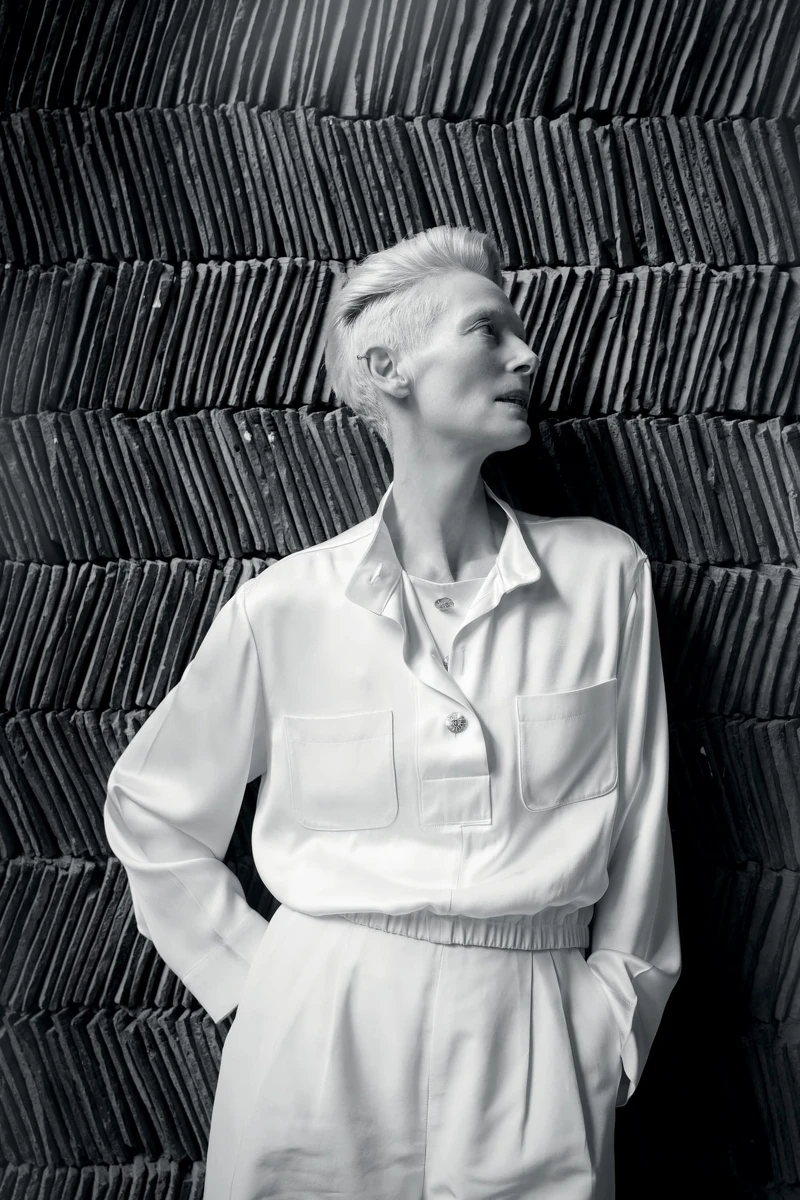 Tilda Swinton在動人的前導影片裡,以一襲白色褲裝仙氣現身杭州西湖。