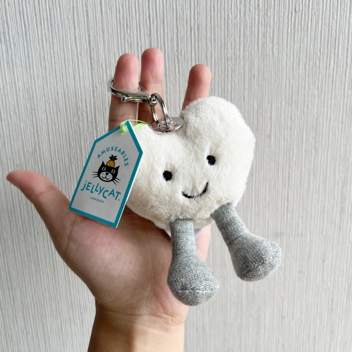 Jellycat雪白愛心吊飾。 Jellycat雪白愛心吊飾。