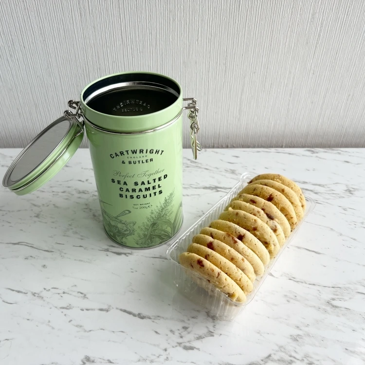 Cartwright & Butler鐵罐餅乾打開來的樣子。 Cartwright & Butler鐵罐餅乾打開來的樣子。