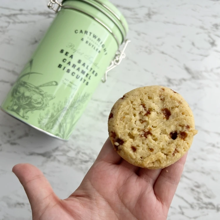 Cartwright & Butler鐵罐餅乾海鹽焦糖口味。 Cartwright & Butler鐵罐餅乾海鹽焦糖口味。