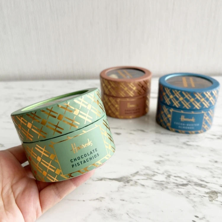 Harrods百貨自有品牌巧克力,綠色罐子裡裝著極有人氣的開心果巧克力。 Harrods百貨自有品牌巧克力,綠色罐子裡裝著極有人氣的開心果巧克力。