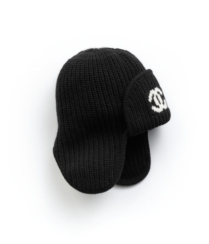 CHANEL 黑色雙C LOGO毛帽 NTD28,200 CHANEL 黑色雙C LOGO毛帽 NTD28,200