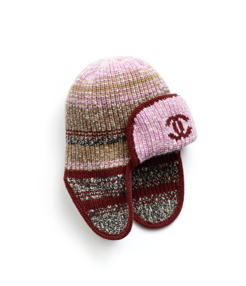 CHANEL 粉色雙C LOGO毛帽 NTD28,200 CHANEL 粉色雙C LOGO毛帽 NTD28,200