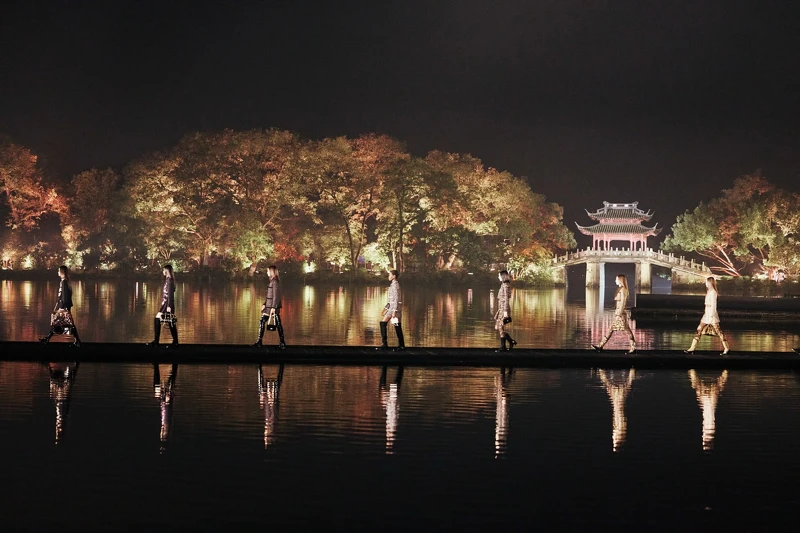 香奈兒2024/25 Métiers d’art全新工坊大秀選址杭州西湖，氣勢恢弘。