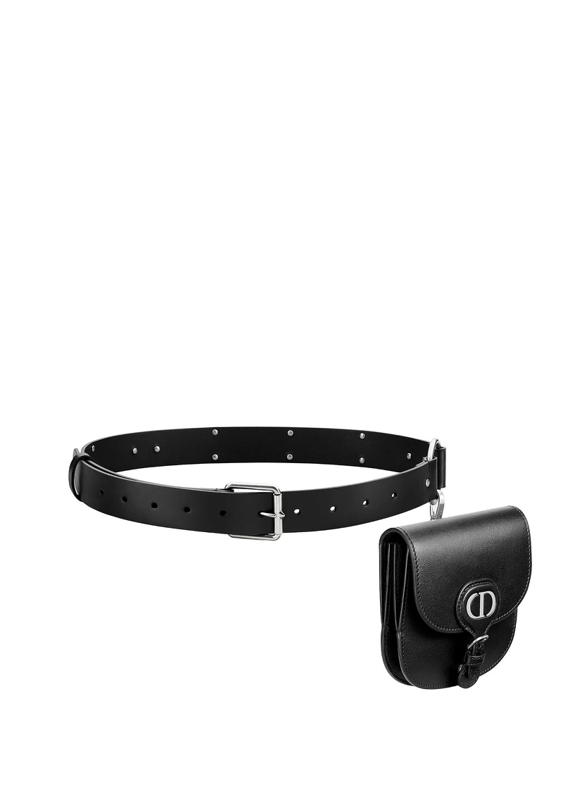 DIOR SYMBOL 黑色小牛皮可拆卸式腰包腰帶,NTD 63,000。 DIOR SYMBOL 黑色小牛皮可拆卸式腰包腰帶,NTD 63,000。