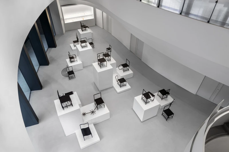 nendo作品《50 manga chairs》系列(Photo Credit:勤美術館、Photography by 楊承)。 nendo作品《50 manga chairs》系列(Photo Credit:勤美術館、Photography by 楊承)。