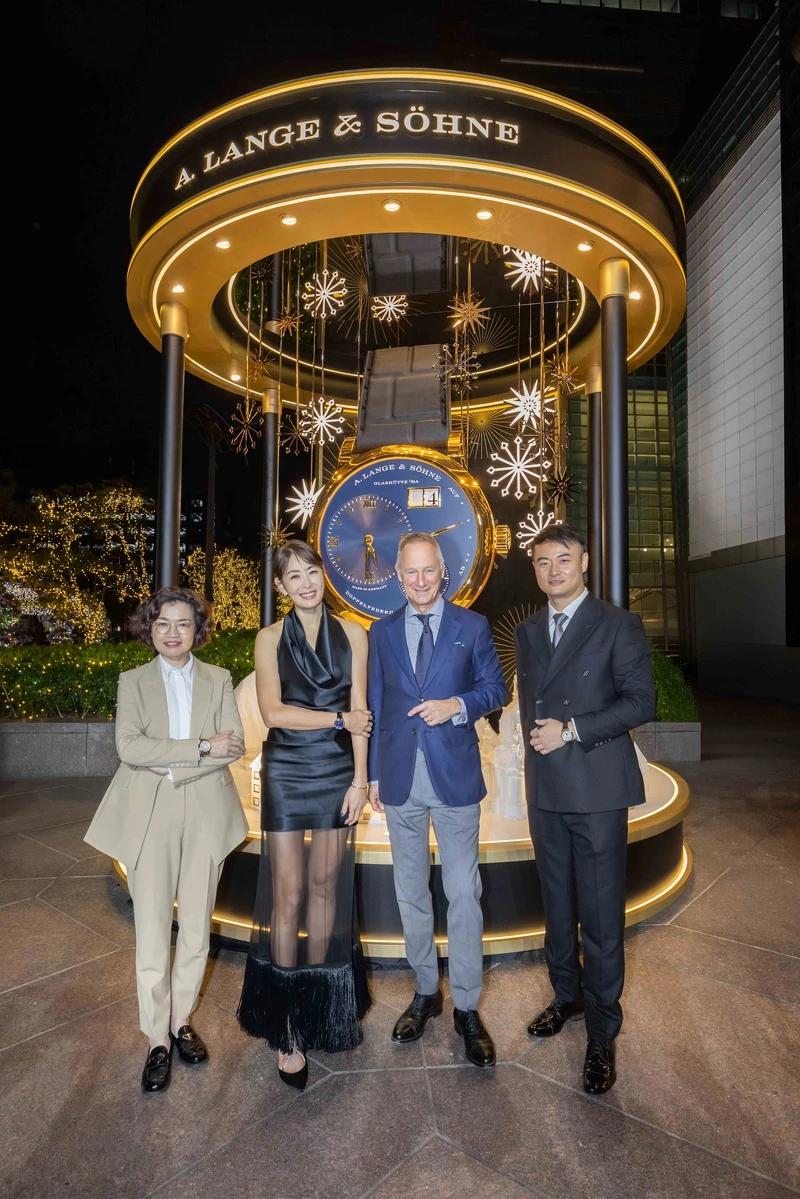 （由左至右）台北101總經理朱麗文、台北101董事長賈永婕、朗格行政總裁Mr. Wilhelm Schmid、朗格亞太區董事總經理Mr. Nicolas Gong，共同為朗格「LANGE 1」三十週年限量款巨型腕錶藝術裝置啟動點燈儀式。