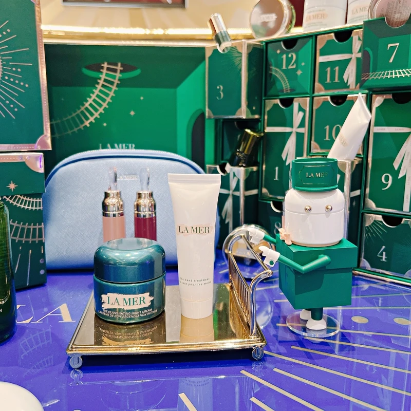 選購海洋拉娜醇萃活膚晚霜30ml享護手霜30ml、沁藍化妝包,寵愛價NT9,000(價值NT10,650) 選購海洋拉娜醇萃活膚晚霜30ml享護手霜30ml、沁藍化妝包,寵愛價NT9,000(價值NT10,650)