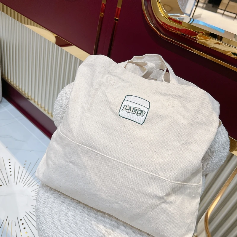 海洋拉娜奇蹟禮物特快車的乳霜托特包。 海洋拉娜奇蹟禮物特快車的乳霜托特包。