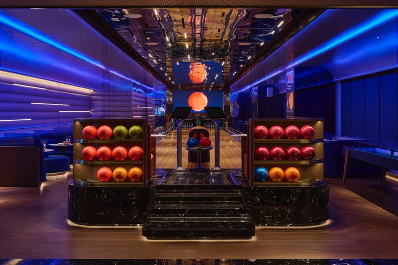 保齡球道是整個空間的重心。