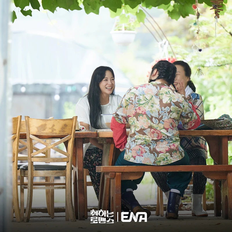 既《社內相親》,金世正再次與導演朴繕虎合作展現喜劇功力。 既《社內相親》,金世正再次與導演朴繕虎合作展現喜劇功力。