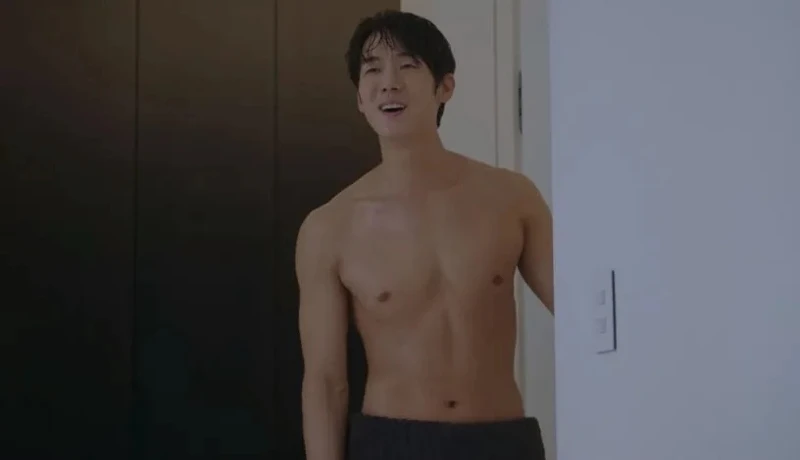 柳演錫在韓劇《機智醫生生活2》中也曾展露好身材。