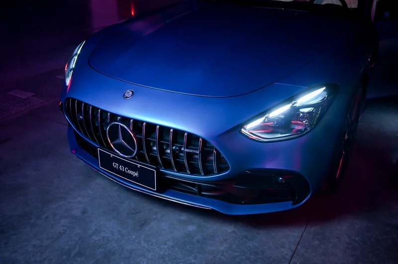 強烈侵略性和力量感,搭配「三點式」日行燈,是 AMG GT Coupé不容錯認的面容。 強烈侵略性和力量感,搭配「三點式」日行燈,是 AMG GT Coupé不容錯認的面容。