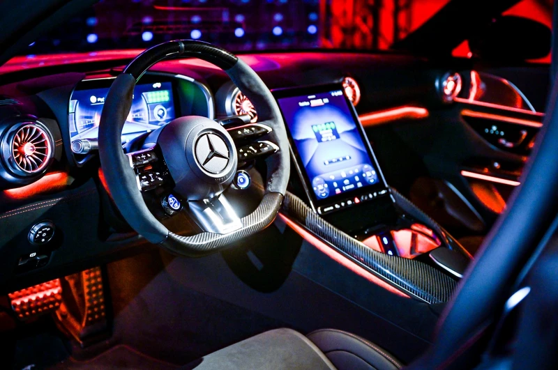 結合碳纖維與 MICROCUT 面料。 結合碳纖維與 MICROCUT 面料。