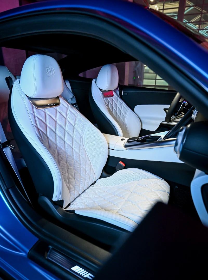 AMG 運動座椅結合人體工學設計,提升駕駛的舒適性和操控感。 AMG 運動座椅結合人體工學設計,提升駕駛的舒適性和操控感。