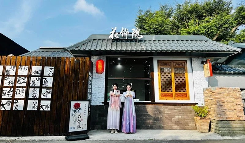 左:唐朝仕女服飾加漢元素的創意漢服；右:唐半臂加12破裙傳統漢服。 古風小鋪：彰化縣田尾鄉北曾村福德巷317號。