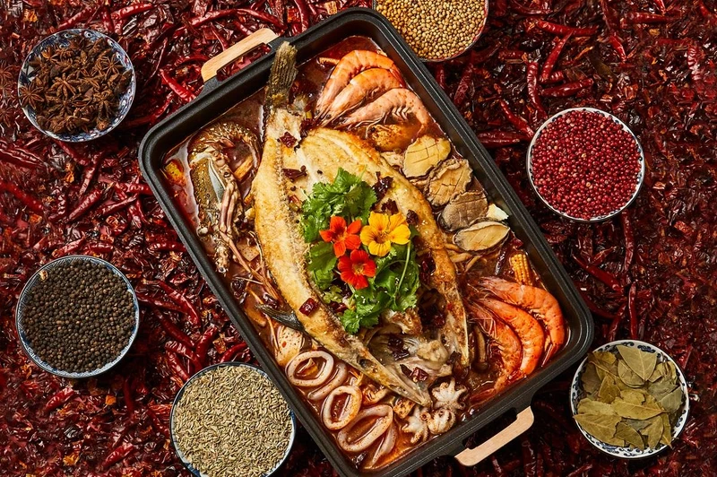 經典麻辣烤魚使用肉質鮮嫩少刺的江團魚，口味招牌麻辣、秘製酸菜、香甜番茄、酸勁金湯、麻香藤椒。