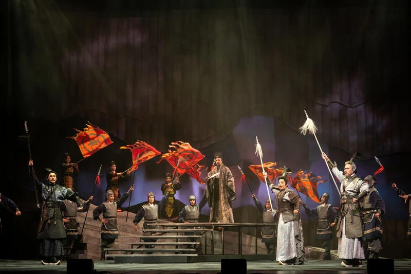 唐美雲歌仔戲團《臥龍:永遠的彼日》臺中國家歌劇院提供 攝影:劉璧慈 唐美雲歌仔戲團《臥龍:永遠的彼日》臺中國家歌劇院提供 攝影:劉璧慈