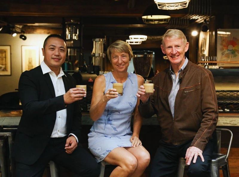 ALL DAY ROASTING COMPANY 十週年活動。( 左：ALL DAY 執行長 Austin/ 右：BONDI CHAI 創辦人Melissa,Martin) Photo credit: 詠鑠生活YSLC