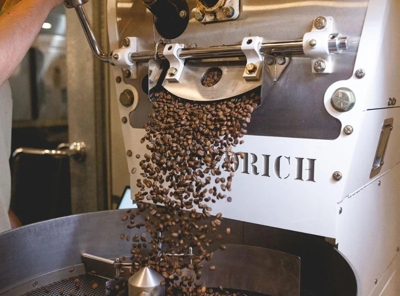 ALL DAY 烘豆部門每日新鮮烘焙提供多樣化的精品咖啡豆。 Photo credit: ALL DAY