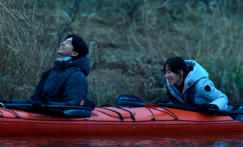 《一箱情緣》兩人約會划輕艇 Photo/ Netflix