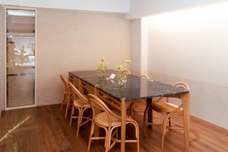 主要的用餐桌區。 主要的用餐桌區。