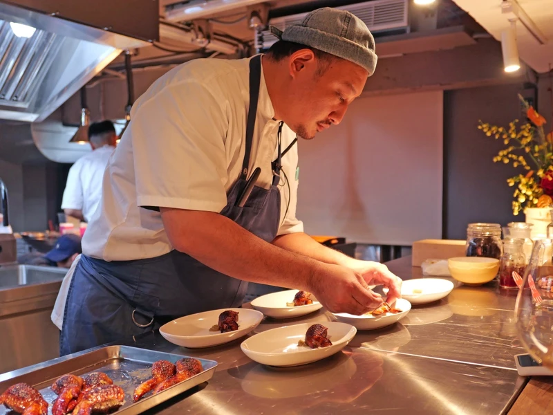 從創立「一號島廚房」起步,並逐漸發展出獨特的料理風格。 從創立「一號島廚房」起步,並逐漸發展出獨特的料理風格。