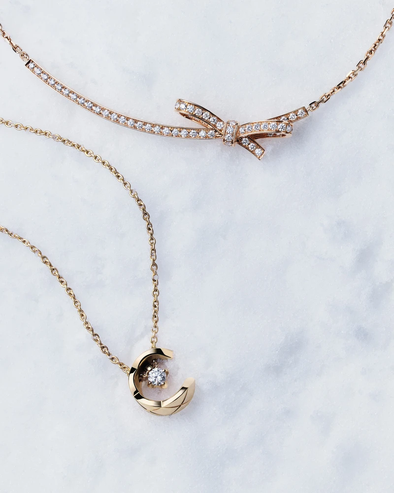 RUBAN 項鍊 18K BEIGE 米色金鑲嵌鑽石。 建議售價NTD 308,000 元 RUBAN 項鍊 18K BEIGE 米色金鑲嵌鑽石。 建議售價NTD 308,000 元