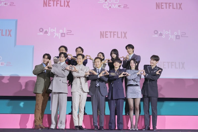 《魷魚遊戲2》第二季主創與演員群，左起李陣郁、朴成焄、李政宰、導演黃東赫、李炳憲、任時完、朴珪瑛、姜河那，後排左起梁東根、李前排左起李陣郁、朴成焄、李政宰、導演黃東赫、李炳憲、任時完、朴珪瑛、姜河那，後排左起梁東根、李誓環、康愛心、曹柔理、魏嘏雋、康愛心、曹柔理、魏嘏雋