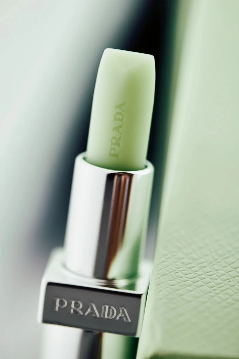 Prada經典潤唇膏3.8g，NT1,550(Photo/(Photo/小紅書@贰水)