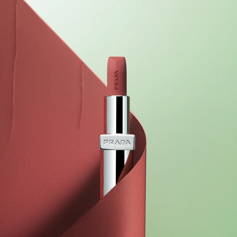 Prada Beauty尼龍柔霧唇膏B101廢裸棕形象圖。