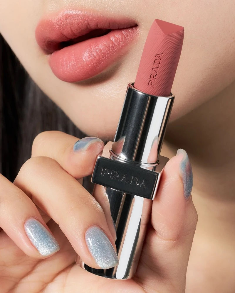 Prada尼龍柔霧唇膏(#B101廢裸棕)，NT1,590(Photo/IG@hoyoni)