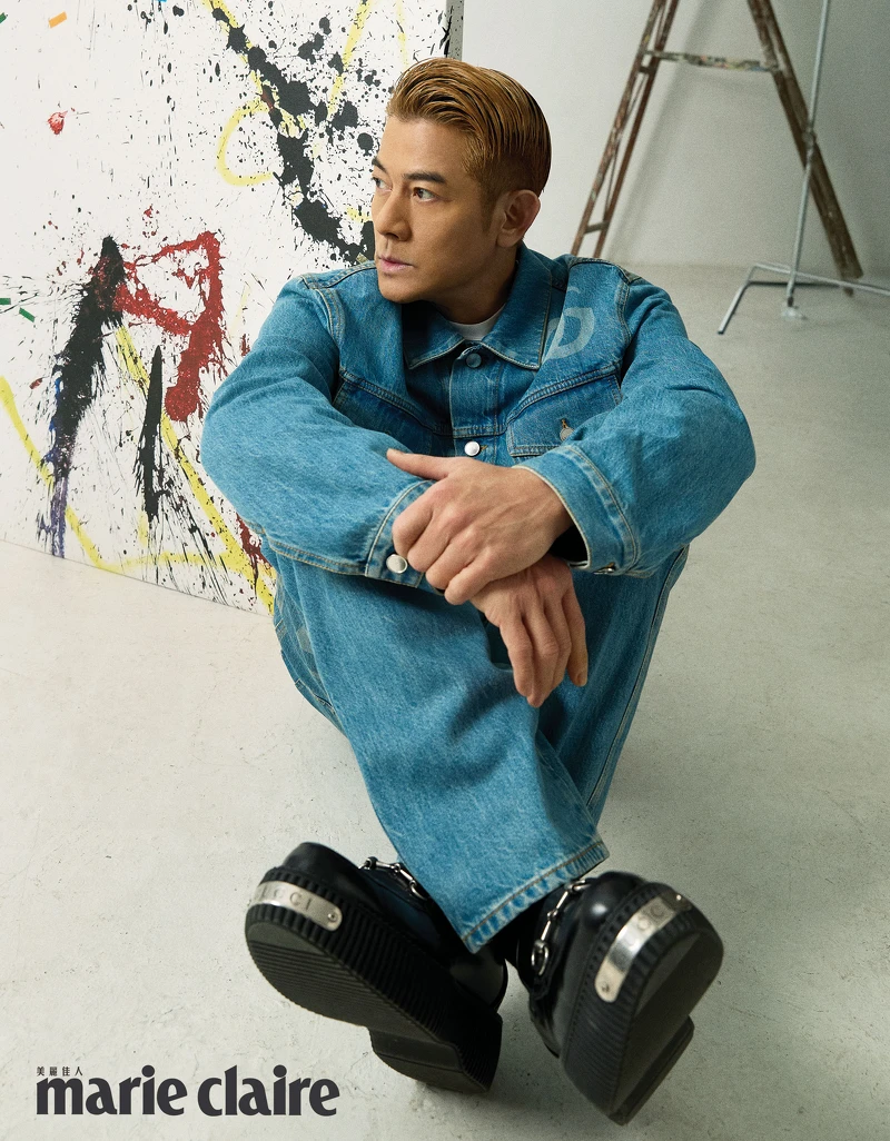 藍色水洗棉質牛仔夾克、藍色水洗棉質牛仔褲、Horsebit 橡膠厚底樂福鞋,all by Gucci。 藍色水洗棉質牛仔夾克、藍色水洗棉質牛仔褲、Horsebit 橡膠厚底樂福鞋,all by Gucci。