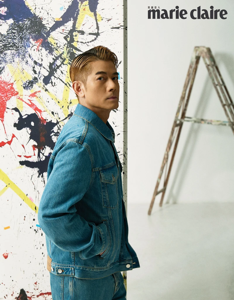 藍色水洗棉質牛仔夾克、藍色水洗棉質牛仔褲,both by Gucci。 藍色水洗棉質牛仔夾克、藍色水洗棉質牛仔褲,both by Gucci。