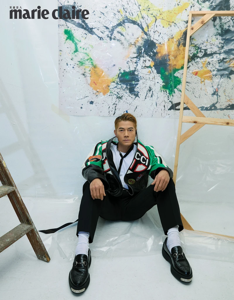 綠黑撞色夾克、白色棉質 T-Shirt、黑色窄版正裝褲、黑色領巾,all by Gucci。 綠黑撞色夾克、白色棉質 T-Shirt、黑色窄版正裝褲、黑色領巾,all by Gucci。