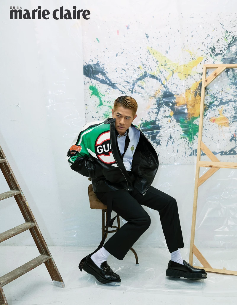 綠黑撞色夾克、白色棉質 T-Shirt、黑色窄版正裝褲、黑色領巾,all by Gucci。 綠黑撞色夾克、白色棉質 T-Shirt、黑色窄版正裝褲、黑色領巾,all by Gucci。