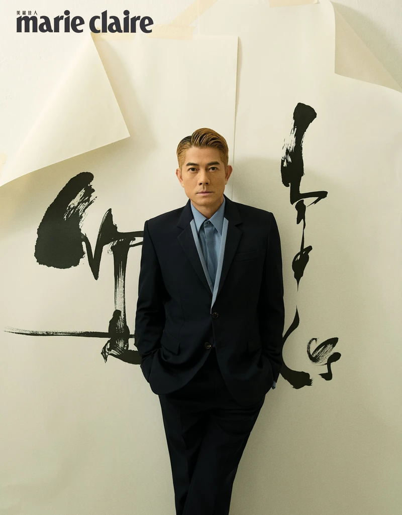 黑色羊毛單排扣西裝夾克、褪色牛仔彈性淺色羊毛正裝襯衫、正裝長褲,all by Gucci。 黑色羊毛單排扣西裝夾克、褪色牛仔彈性淺色羊毛正裝襯衫、正裝長褲,all by Gucci。