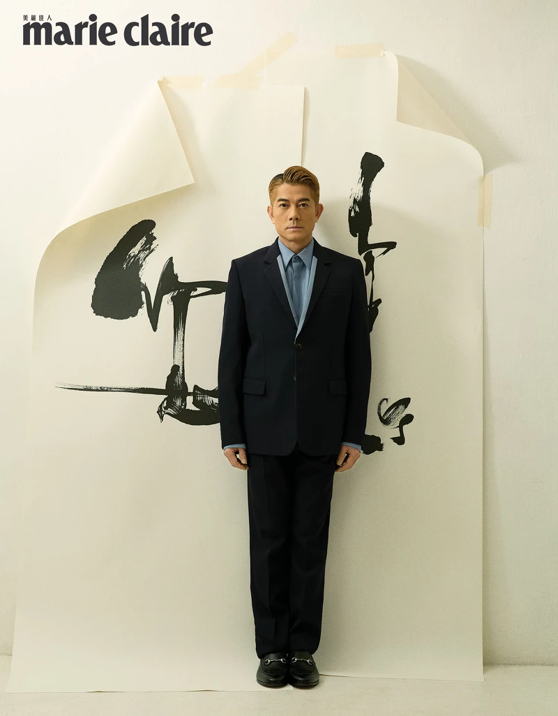 黑色羊毛單排扣西裝夾克、褪色牛仔彈性淺色羊毛正裝襯衫、正裝長褲、Horsebit 橡膠厚底樂福鞋,all by Gucci。 黑色羊毛單排扣西裝夾克、褪色牛仔彈性淺色羊毛正裝襯衫、正裝長褲、Horsebit 橡膠厚底樂福鞋,all by Gucci。