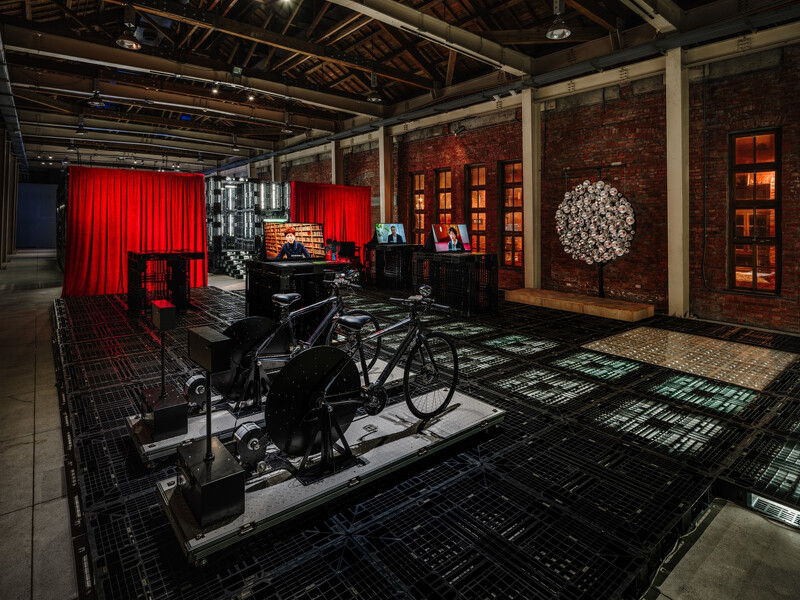 第二區「路徑由你:參觀迴路、時尚伸展與表演舞台」(攝影:定影影像工作室FIXER Photographic Studio;圖片提供|方物研創) 第二區「路徑由你:參觀迴路、時尚伸展與表演舞台」(攝影:定影影像工作室FIXER Photographic Studio;圖片提供|方物研創)