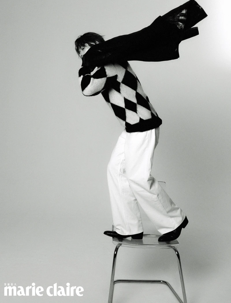 黑色皮外套、黑白格紋針織衫、白色丹寧長褲,all by Allsaints;銀色星星戒指,Cody Sanderson。 黑色皮外套、黑白格紋針織衫、白色丹寧長褲,all by Allsaints;銀色星星戒指,Cody Sanderson。