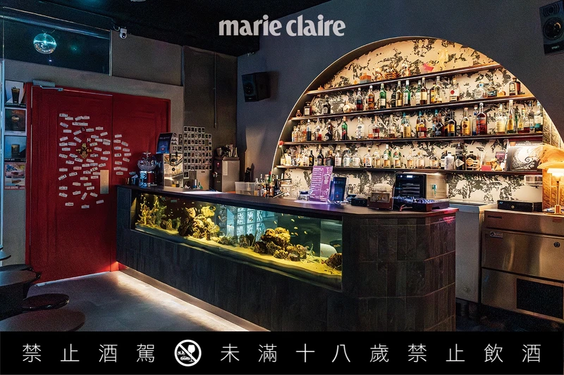 魚缸吧台、紅色大門與圓弧流線酒牆，串連起特色讓人印象深刻的空間氛圍。