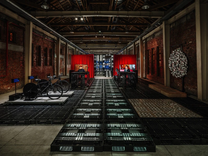 第二區「路徑由你:參觀迴路、時尚伸展與表演舞台」(攝影:定影影像工作室FIXER Photographic Studio;圖片提供|方物研創) 第二區「路徑由你:參觀迴路、時尚伸展與表演舞台」(攝影:定影影像工作室FIXER Photographic Studio;圖片提供|方物研創)