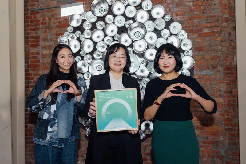 左起綠能藝術家盧子涵、文化部常務次長徐宜君、策展人方敘潔 左起綠能藝術家盧子涵、文化部常務次長徐宜君、策展人方敘潔